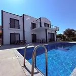 Case de vacanță With A Full Private Pool